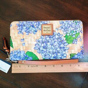 💜🎄BNWT DOONEY BOURKE HYDRANGEA FLOWER ZIPPER WALLET OR WRISTLET